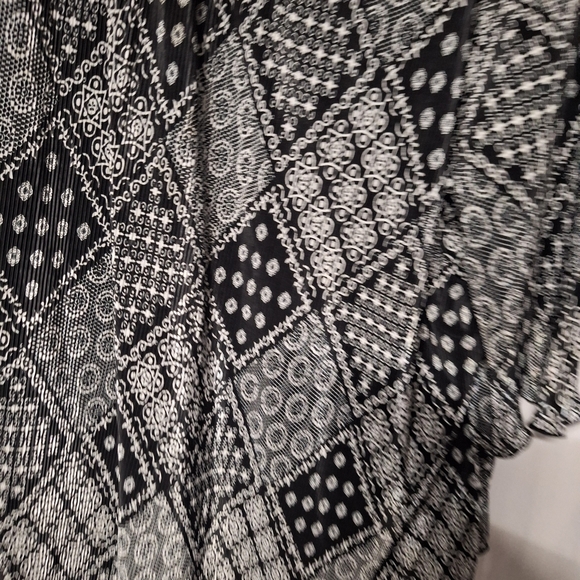 Black and White Patterned Top Flowy Comfort - Picture 3 of 8